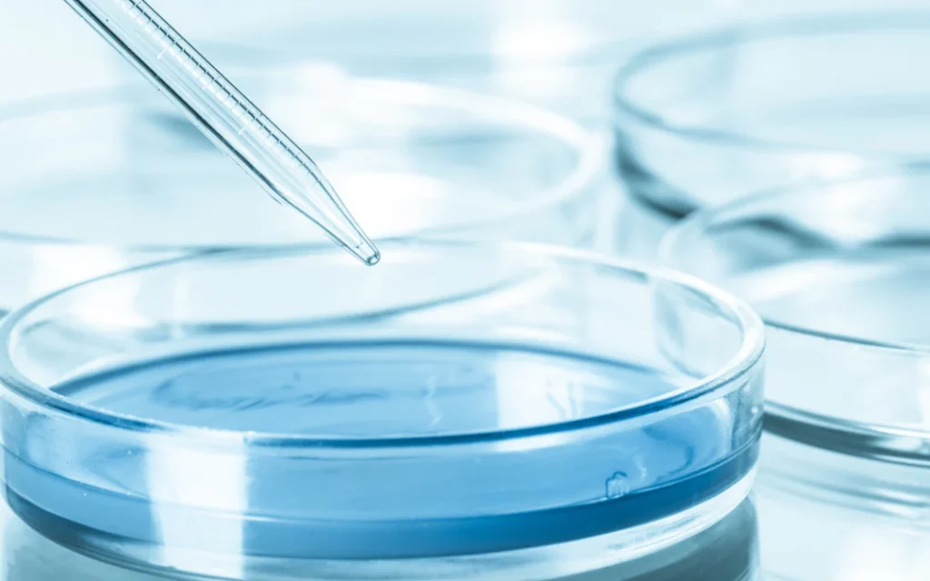Muestra de agua para análisis microbiológico